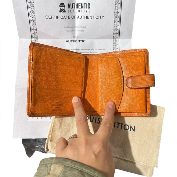 Louis Vuitton epi Orange bi fold compact wallet, dust bag, coa- minor rubbing - Picture 8 of 9